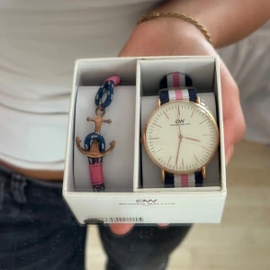 william gregor klocka - fin klocka från WG i rosa, mörkblå och roseguld. justerbar rem. armbandet och lådan ingår! mycket bra skick förutom lite rost på ankar-armbandet som knappt syns 