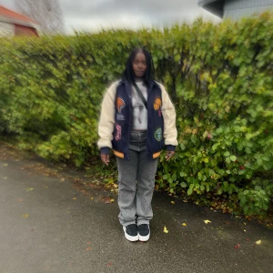 Gråa jeans  - Gråa jeans från Junkyard i storlek L, dessa är unisex och kan både kille och tjej ha de. 