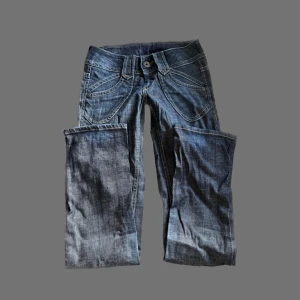 Y2K LÅGMIDJADE JEANS - Unika y2k lågmidjade jeans med coola detaljer ❤️‍🔥 midjemått: 38cm tvärsöver, innerbenslängd: 85cm P.S. GÅ IGENOM MITT KONTO NI KOMMER HITTA MÅNGA Y2K OCH VINTAGE PLAGG 