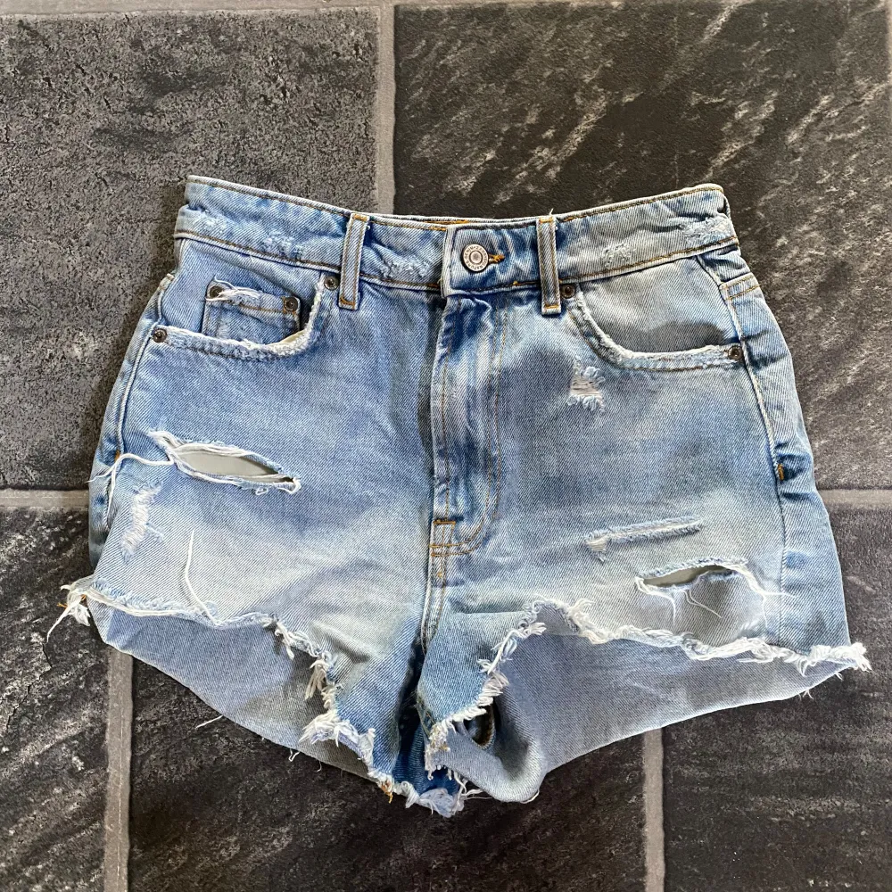 Säljer dessa snygga jeansshorts från zara☺️ dom är i bra skick👍🏻. Shorts.