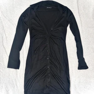 Svart klänning, Nelly - Svart långärmad klänning med krage från Nelly,  Använt en gång