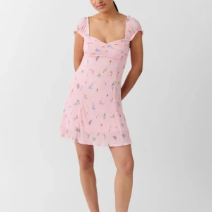 Sommarklänning  - Från gina tricot och är i storlek S. Är i mycket bra skick, endast använd en gång. Hör av dig vid frågor eller interesse💞