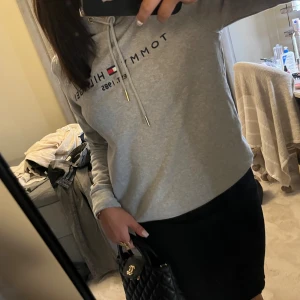 Hoodie - Säljer denna super snygga märkes Hoodie, då den inte kommer till användning☺️. Säljer den för endast 300kr😍