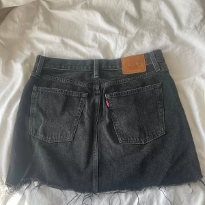 snygg svart levi’s kjol  - aldrig använd köpt på Vinted, strl 27 så passar S/M/L🤍