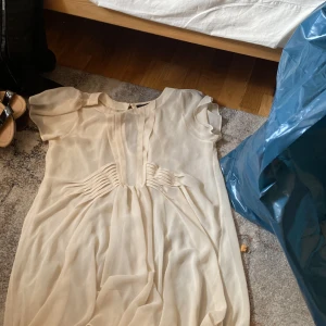 Strand klänning -  En strandklänning eller en genomskinlig klänning man kan använda till vad man vill storlek M