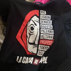  T-shirt - En svart T-shirt som passar xs,s och m , super härlig