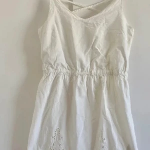 Vit klänning  - Somrig söt vit klänning Fint skick, lite créme vit🩷