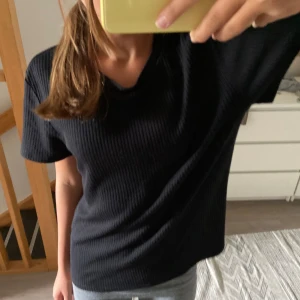 Jätte snygg svart T-shirt 💋👏 lite nopprig men enkelt att hantera  - 56 cm längd  43 cm bredd 