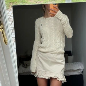 Kabelstickad tröja - Kabelstickad tröja från Polo Ralph Lauren. Jättefint skick  Färg: benvit, krämvit