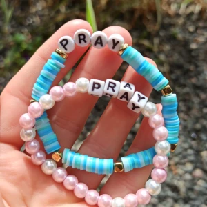 Sommar rea - 2 st PRAY armband, säljs ut under sommar rean. Ett rosa/vitt och ett blått. 