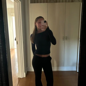 Intimissimi  - Säljer min populär mörkblå intimissimi tröja💕 andvänd fåtal gånger 