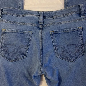 Lågmidjade bootcut jeans - Jeansen har en liten hål i sidan som man kan se på bild 4 men man märker inte så mycket💕