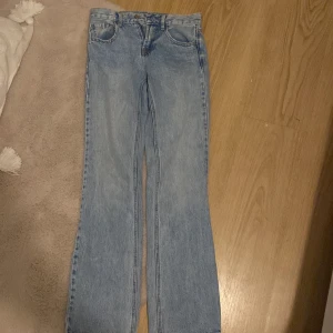 Blåa jeans  - Säljs pågrund av får små i midjan( använda en gång ) as fina raka🤍
