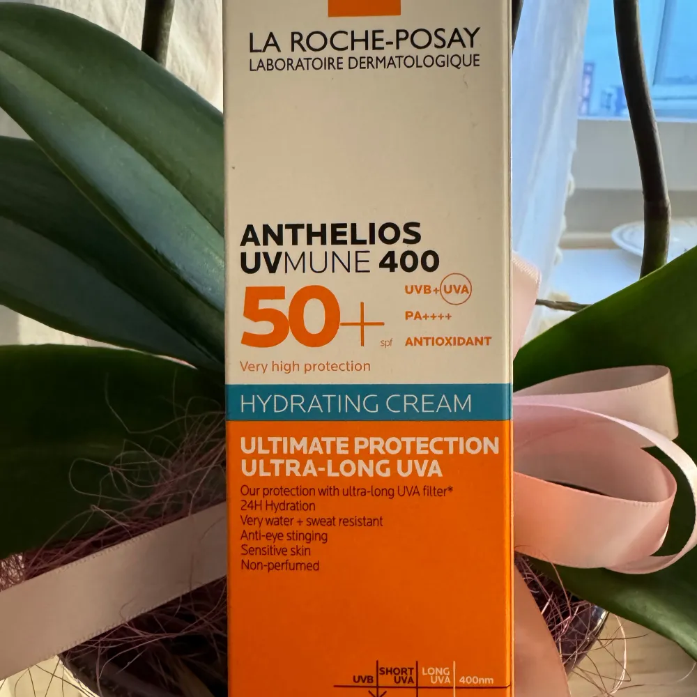 Anthelios UVMune 400 Hydrating Cream SPF 50+ från La Roche-Posay erbjuder mycket högt skydd mot UVA- och UVB-strålar. Denna återfuktande kräm är vatten- och svettresistent, icke-parfymerad och lämplig för känslig hud. Den ger 24 timmars återfuktning och skyddar mot långvågiga UVA-strålar.. Skönhet.