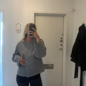 Grå jacka/kort kappa - Perfekt till hösten, helt ny med prislapp. Nypris är 800