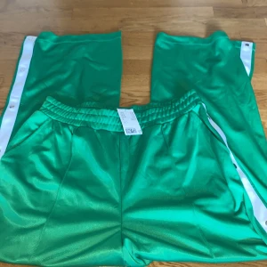 Byxor - Helt nya oanvända med prislapp man kan också öppna dem vid sidorna 