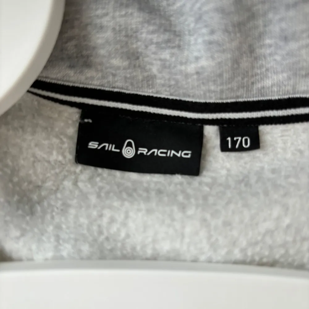 Grå Sail Racing zip Hoodie, bara använd fåtal gånger som ny. BARNSTORLEK 170. Hoodies.