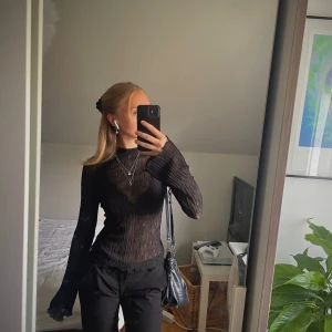 Svart tröja - Otroligt snygg tröja från Gina Tricot, tröjan är lite genomskinlig. Relativt ny och knappt använd 