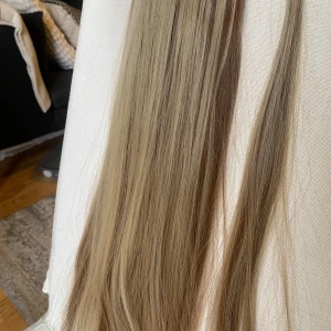 Löshår  - Toffs 60cm lös hår i en blond nyans. Super fin men kommer ej till användning. Skickas ihop flätad med tillhörande påse. Tror den går att styla med värme på låg temperatur men jag är inte säker. 🌸 aldrig använd