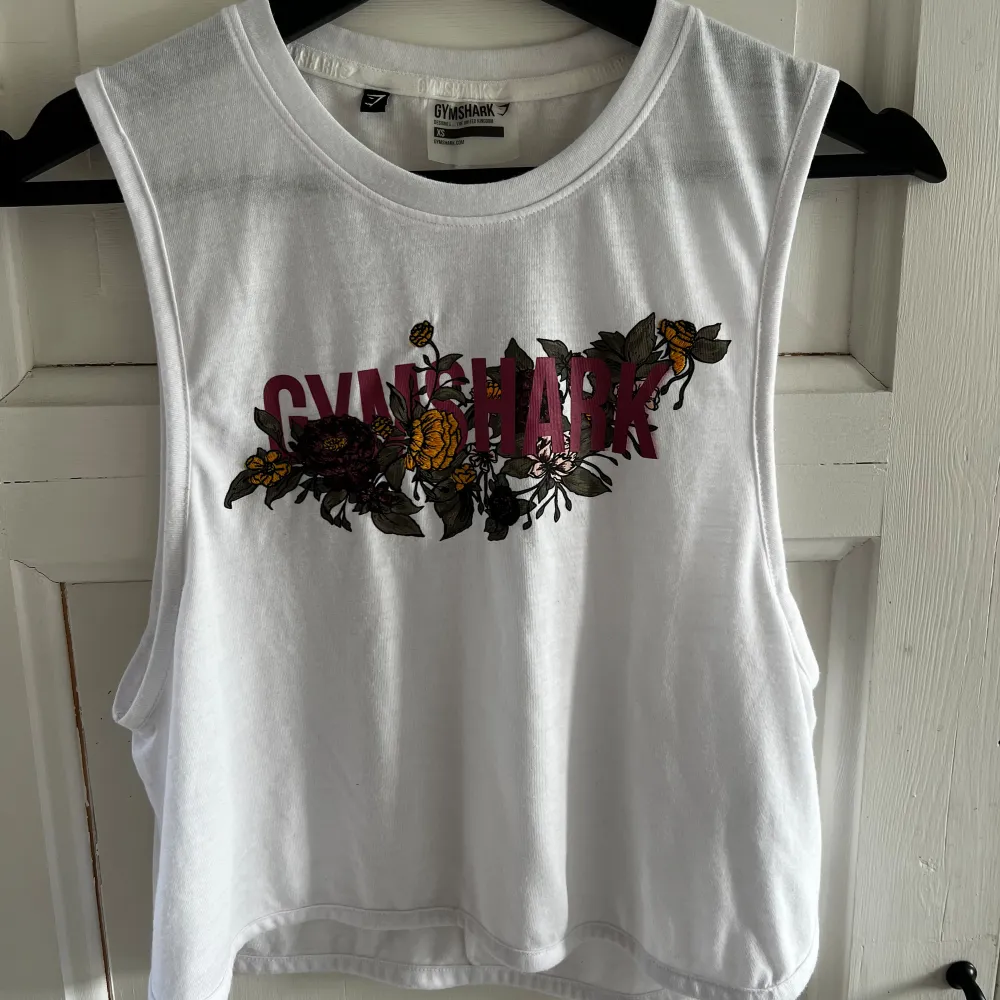 Säljer en söt crop top från gymshark med tryck samt broderade blommor, endast provad! . Sportswear.