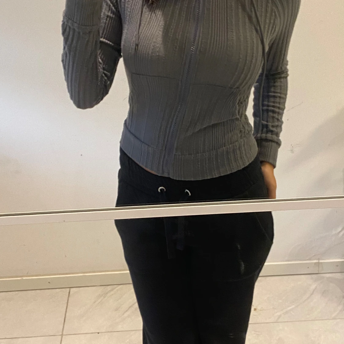 Grå ribbad hoodie - 91