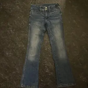 Blåa boot cut jeans💙 De har blivit lite för korta för mig så det är därför jag säljer de men annars är de inget fel på de.