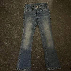 Boot cut jeans💙 - Blåa boot cut jeans💙 De har blivit lite för korta för mig så det är därför jag säljer de men annars är de inget fel på de.