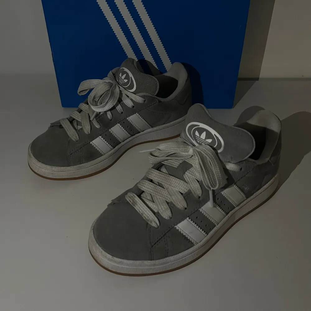 Väldigt fina Adidas-campus skor i grå! De är EU 36-37 uk 4. De är i ett fint skick och har några tecken på användning. 1199kr. Adidas box och nya skosnören kommer med. Kan fraktas via Instabox eller Postnord. Hör av dig vid frågor eller funderingar😊. Skor.