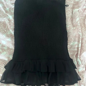 Kjol med volanger  - Säljer denna volang kjolen då den ej kommit till användning dvs aldrig använt. Man kan ha den som kjol, topp, och även klänning om man skulle kunna ha de. den är stretchig så passar M. 