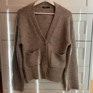 Stickad kofta från Gina Tricot - Jätte fin stickad kofta från Gina Tricot med fickor fram!!! 