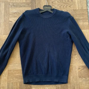 Stickad tröja - Säljer nu denna blå stickade tröja pga att den har blivit för liten för mig. Skick 9/10, storlek S. Hör av dig om ytterligare frågor!