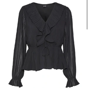 SÖKER  - SÖKER denna blus från veromoda !! Skriv jättegärna 💖💖💖