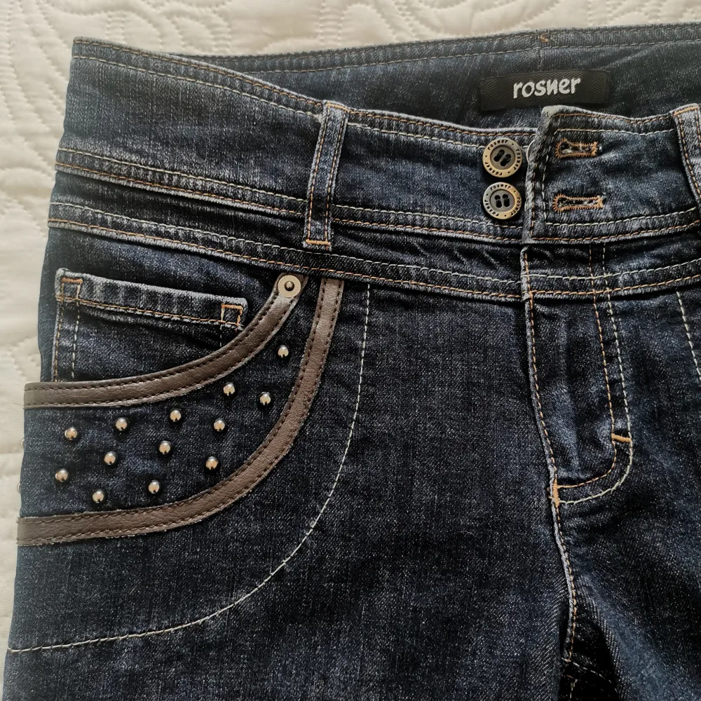 Jeans med snygga detaljer i mycket gott skick. . Jeans & Byxor.