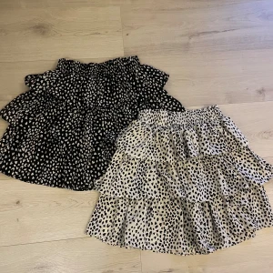 Två korta kjolar med volanger - Två korta kjolar med volanger i olika färger💕One-size så passar alla! Fint skick, 100kr styck.