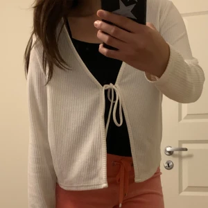 knyt kofta fram - vit långärmad kofta med knytband framtill