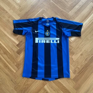 Adriano Inter Milan  - Inter Milan tröja från säsongen 04/05 Adriano på ryggen Aldrig använd Storlek L 