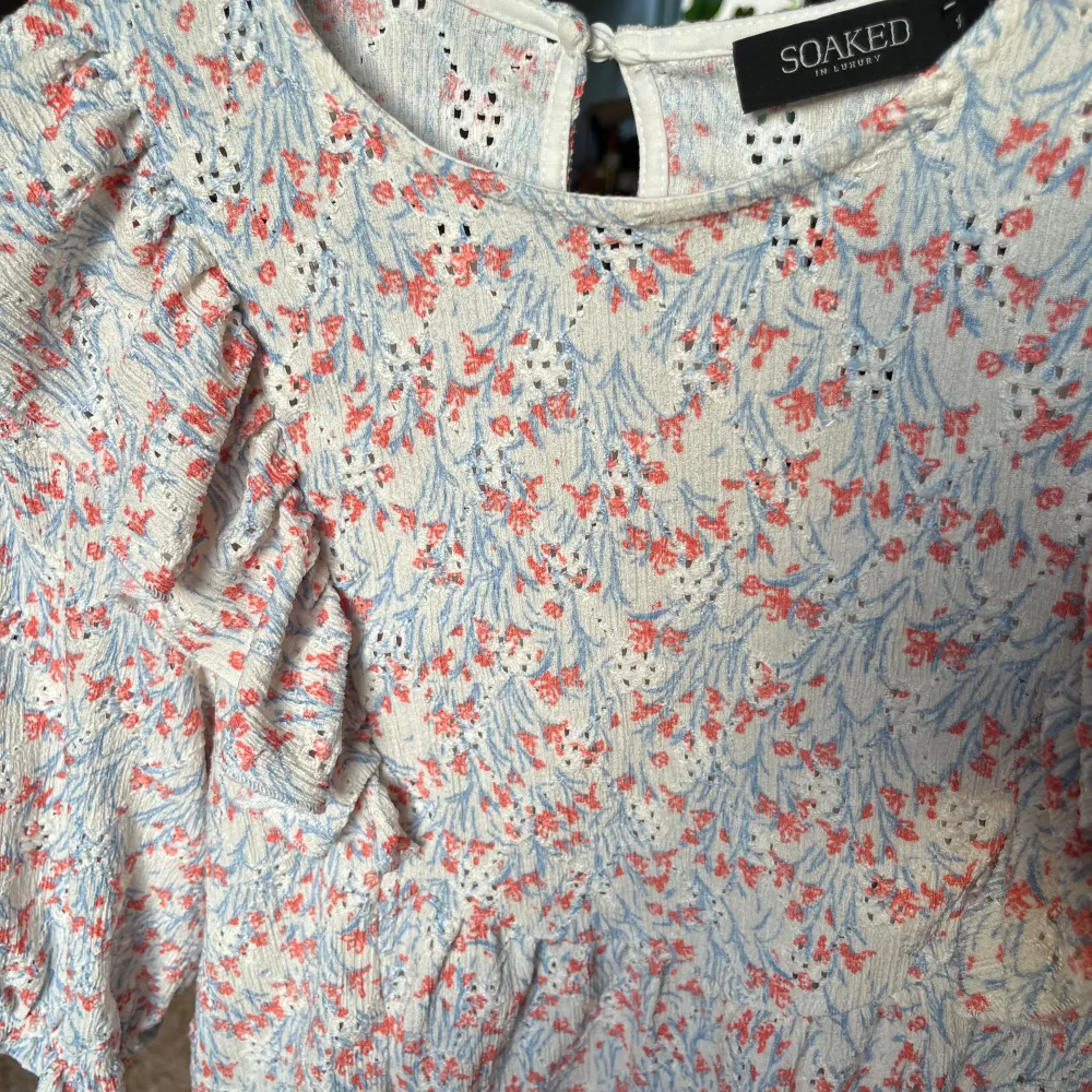 Somrig blommig blus i bra skick! Och använd fåtal gånger. Storlek xs men känns som en S.💞. Blusar.