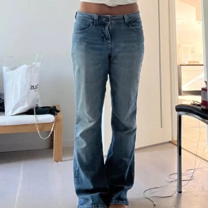 Lågmidjade flare Lee jeans🤍 - Så sjukt snygga och trendiga, nypris 1000 kr💕