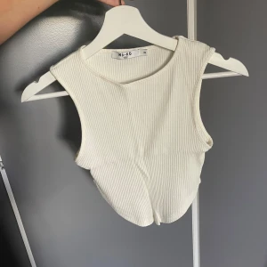 Croppat linne - Supersnyggt croppat linne från NA-KD! Använt 1 gång💓