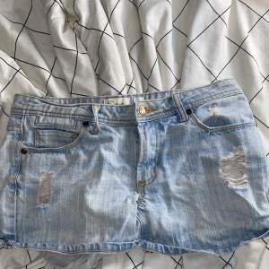 Jag säljer ett par jeans shorts. Vet dock inte vart de är ifrån men de är i storlek 34. 