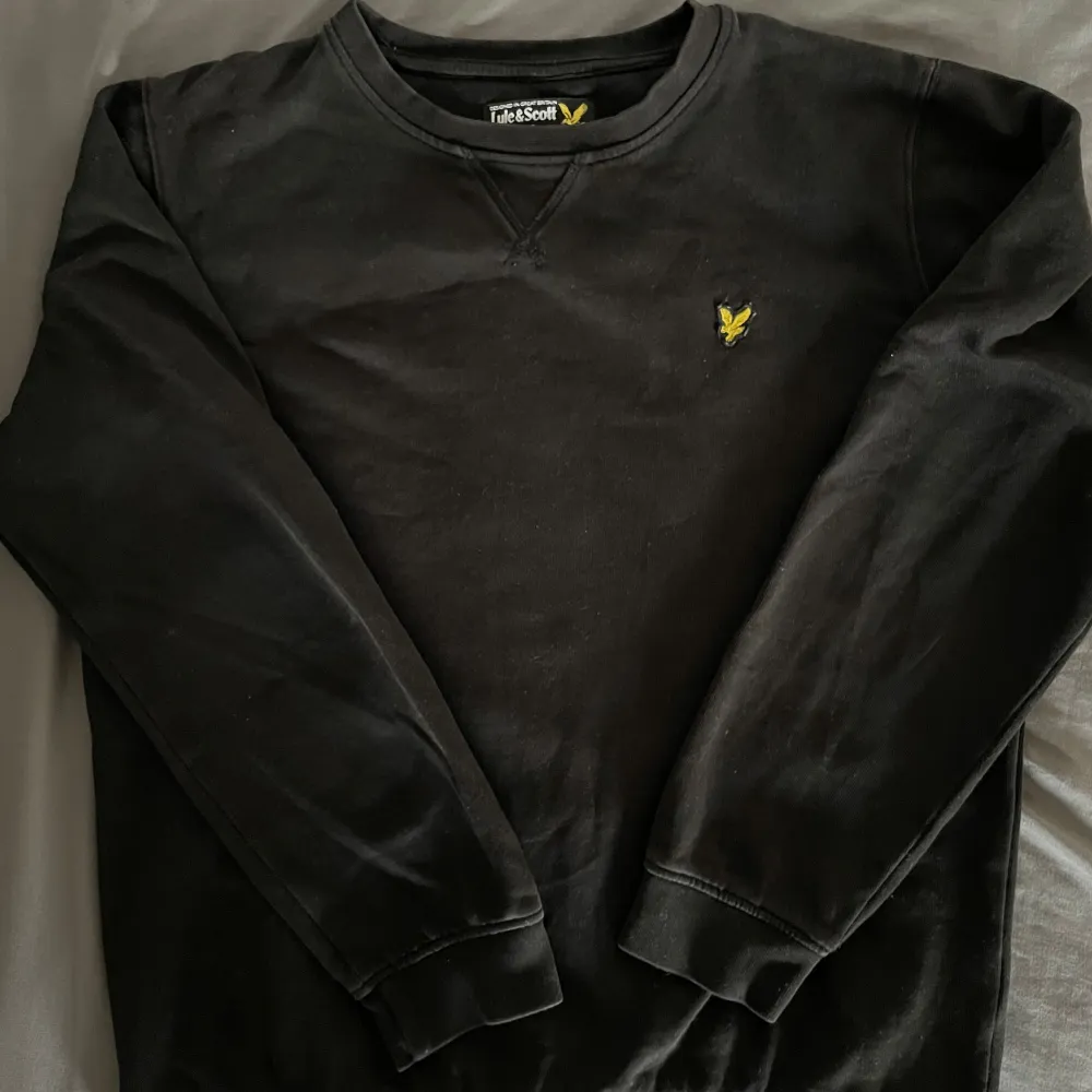 Hej, jag säljer min Lyle and scott sweatshirt. Den är i okej skick därav priset. Vid frågor om fler bilder eller intresse så tveka inte att skriva. Storlek: 14/15 år men skulle gissa att den ligger runt XS. Hoodies.