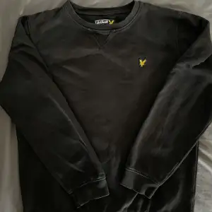 Hej, jag säljer min Lyle and scott sweatshirt. Den är i okej skick därav priset. Vid frågor om fler bilder eller intresse så tveka inte att skriva. Storlek: 14/15 år men skulle gissa att den ligger runt XS