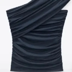 Zara Topp - Är S men känns som xs, skönt material! Priset kan diskuteras.💕