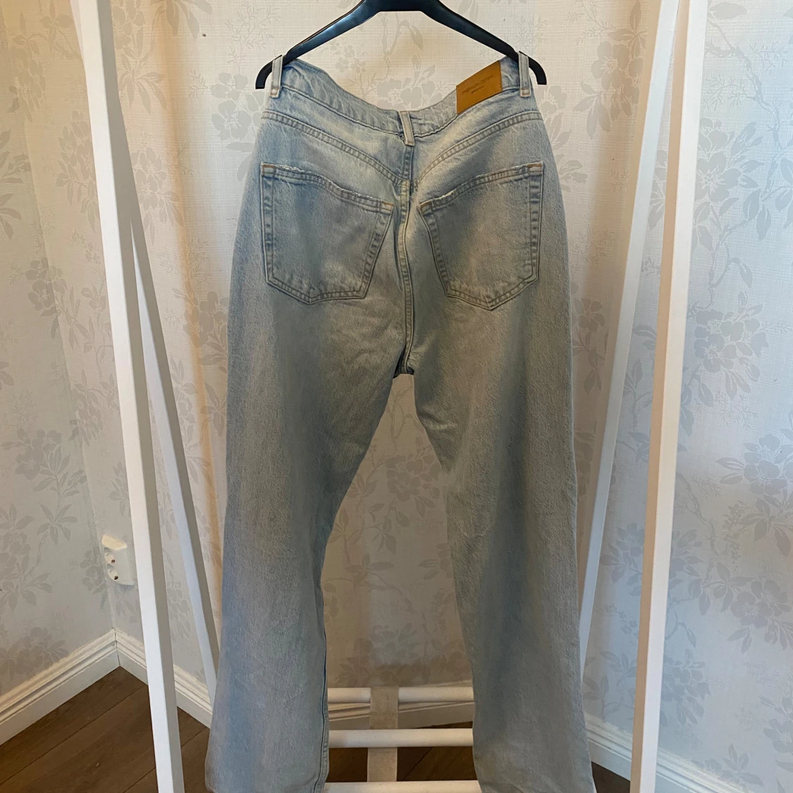 High-Waisted, wide length, ljus blåa jeans med hål på knäna - 91