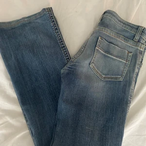 jeans - ett par super snygga street on jeans🥰storleken står tyvärr inte i byxorna men här är mått. Midja 39 cm, låren 22 cm, längden 100 cm jag är 1,63 typ o dom passar mej💞