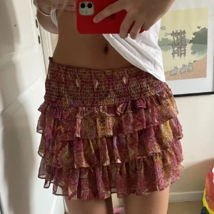 Mönstrad kjol - Söt volangkjol från zara! Använd fåtal gånger. Kom privat för fler bilder💗