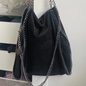 Svart väska  - Säljer denna super snygga väskan med kedja 💗