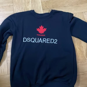 Dsquared 2 Sweatshirt  - Helt bra skick, använd bara 4 gånger, varför jag vill sälja den är att jag inte är intresserad av den mer, och jag vill inte ha den liggandes hemma. 🤗