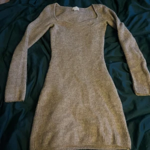 Klänning  - Säljer min stickade klänning ifrån H&M, väldigt skön sticks ingenting å sitter väldigt fint på, skriv för fler bilder🩷