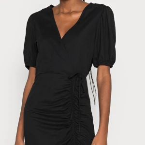 Ginatricot klänning - Jätte fin svart klänning från Gina i jätte bra skick. 💕Den är lite för liten för mig och det är därför jag säljer den☺️ Den är slut på Ginatricots hemsida. 